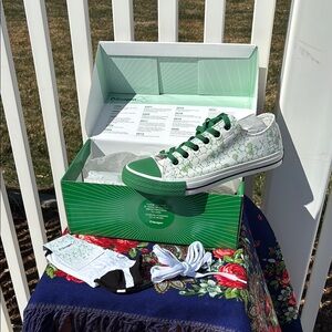 Seagen 25 Women’s Sneakers Size 10 NIB